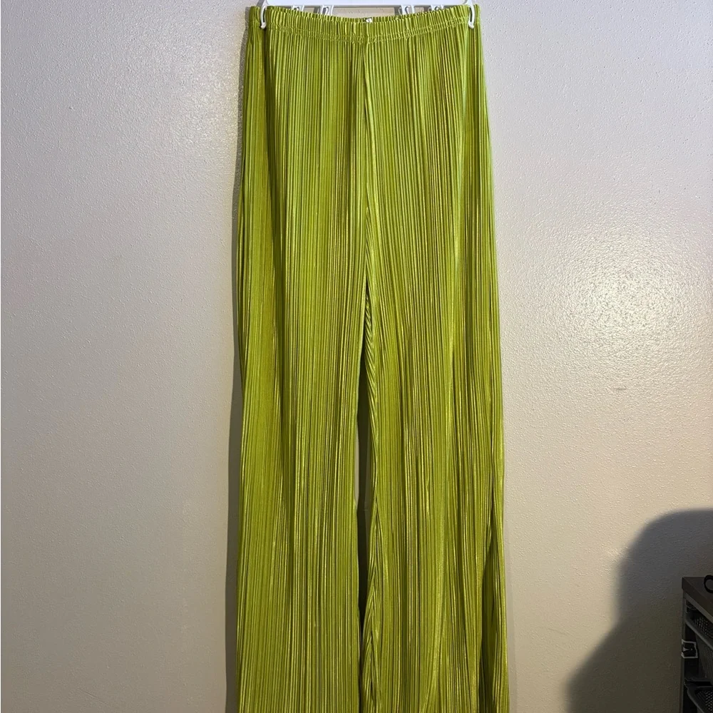 Good American Always Fits Plissé Wide‑Leg Pants & Cropped Shirt - Picture 5 of 7